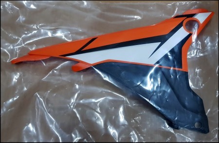 KTM крышка короба воздушного фильтра (правая) EXC 14 (WITH DECAL) (7770600410004D)