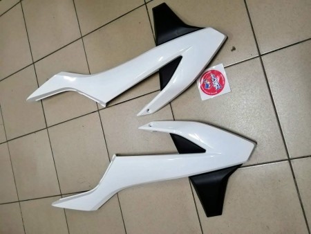 KTM SPOILER KIT WHITE/ BLACK спойлер бака ( комплект ) белый/черный SX 17-18 /  EXC, EXCF 17-19 ( 7900805400028 )