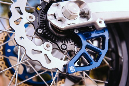 HUSQVARNA REAR BRAKE DISC PROTECTOR защита заднего тормозного диска 701 ( 27013975044 )