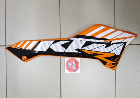 KTM SIDE COVER R/S ORANGE 12 пластик передний правый - с наклейками - 690 R 12-13 ( 7650814200004A )