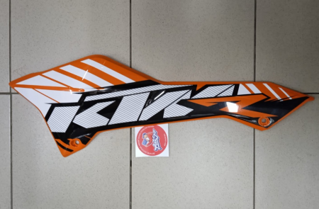 KTM SIDE COVER L/S ORANGE 12 пластик передний левый - с наклейками - 690 R 12-13 ( 7650814100004A )