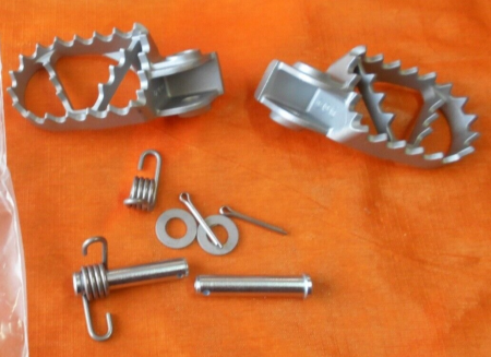 KTM FOOTREST  CPL.  14 Комплект подножек с крепежом KTM SX85/06-> SX50/65/09-> ( 47103040033 / 4700304003390 )
