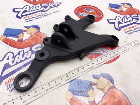 KTM HOLDER STEP RH BLACK MATT ANOD Кронштейн подножки правый 125/390 Duke 24-> ( 96303039000C1 )